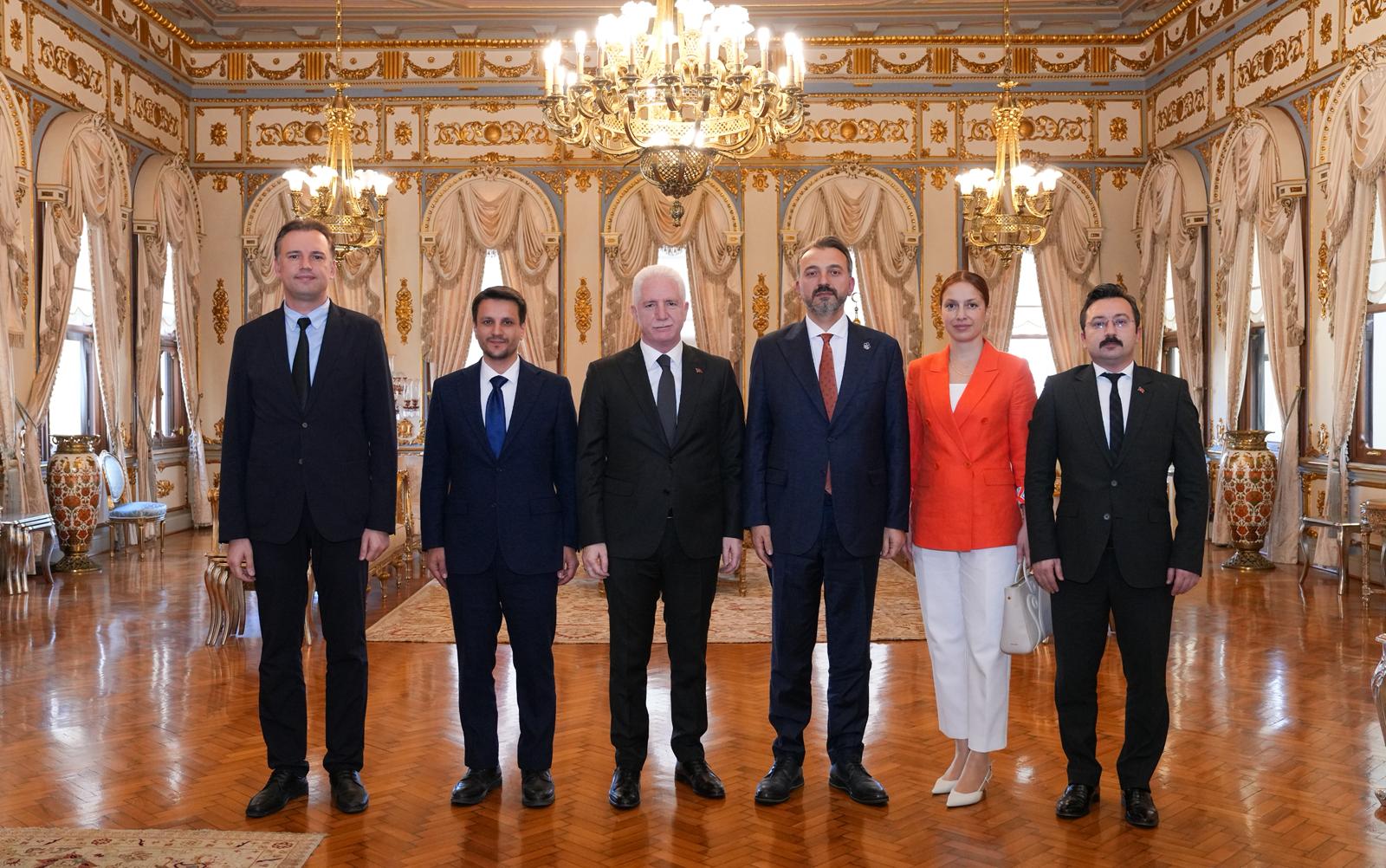 Asırlık Okullar Vakfı Başkanı Sayın Hanefi Alper Alkaç ve beraberindeki heyet, 10 Kasım 2025 tarihinde İstanbul Valisi Sayın Davut Gül’ü makamında ziyaret etti.